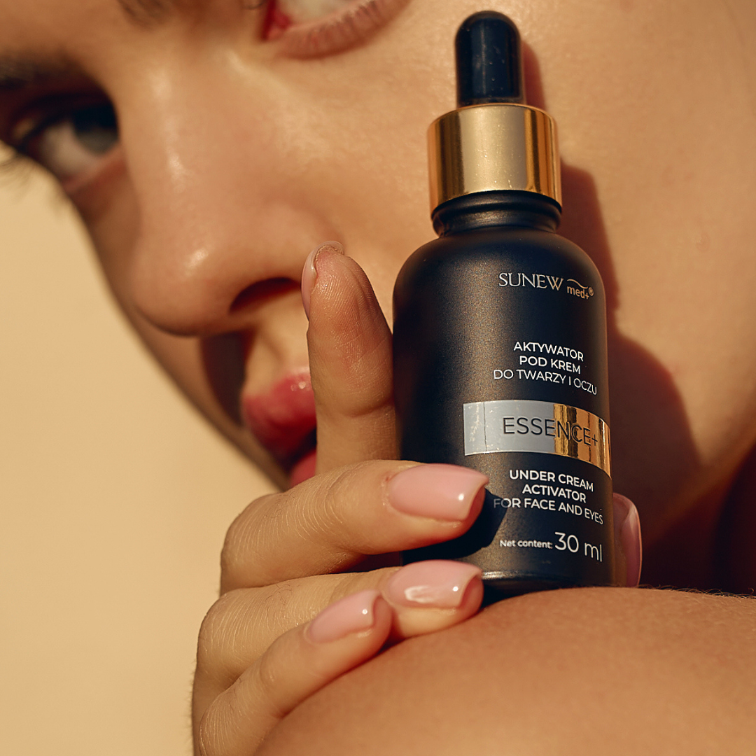 Kobieta trzymająca butelkę aktywatora pod krem do twarzy i oczu Sunew Med+.