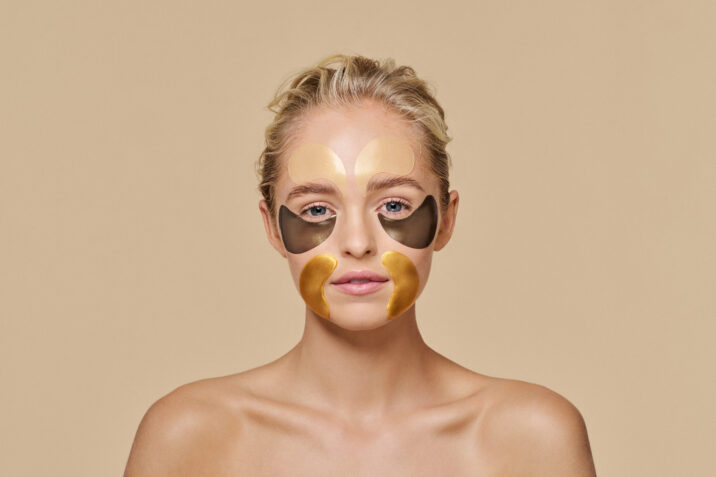 Kobieta z nałożonymi płatkami kosmetycznymi na twarzy