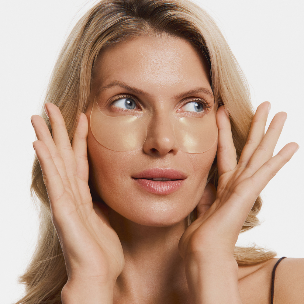 modelka z płatkami pod oczy